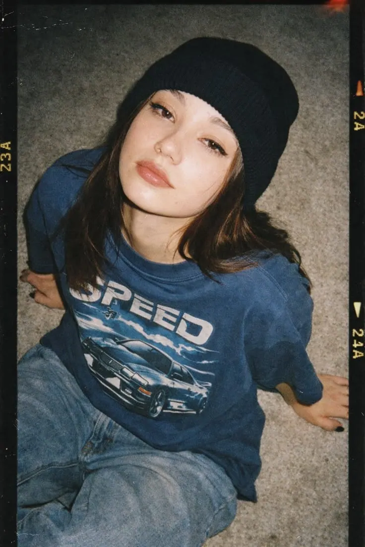 Женское фото: плёночная рамка и синяя футболка