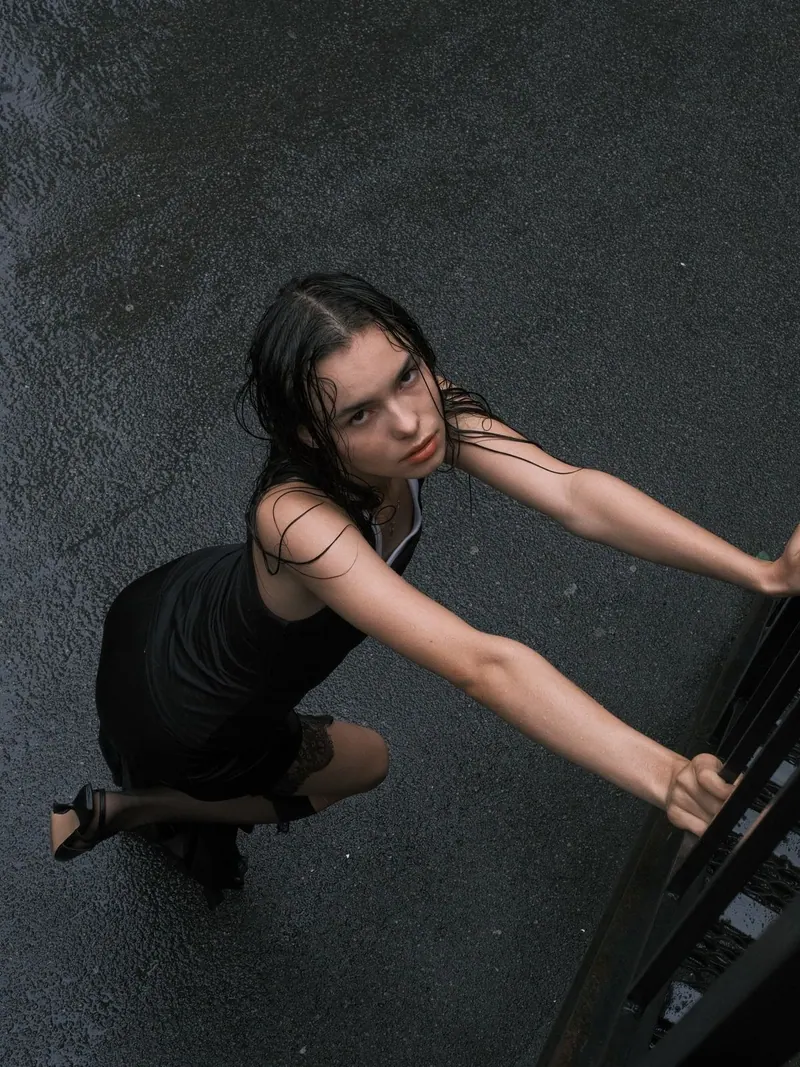 Женское фото: чёрное платье на уличной лестнице