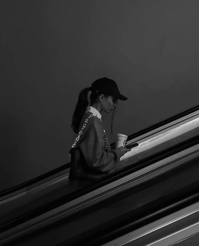 Женское фото: силуэт на эскалаторе в монохроме